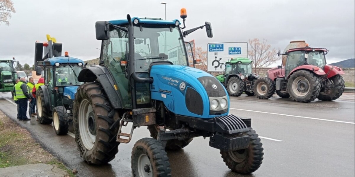 Agricultores marchan por las calles de Valdepeñas reclamando un trato justo en la cadena de distribución