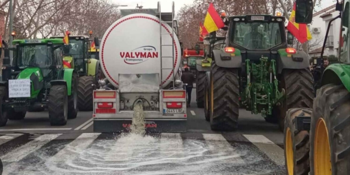 Escalada de la protesta de los trabajadores del campo. Derraman vino francés enCiudad Real.