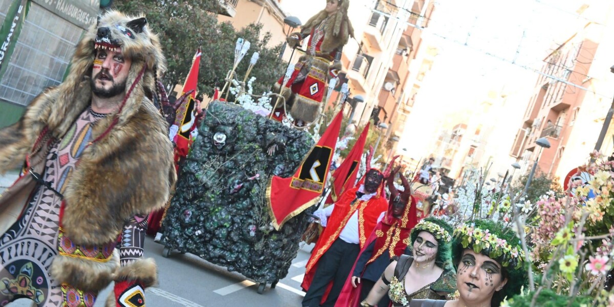 Gran éxito de participación en el Desfile de Carrozas y Comparsas  del Carnaval de Valdepeñas